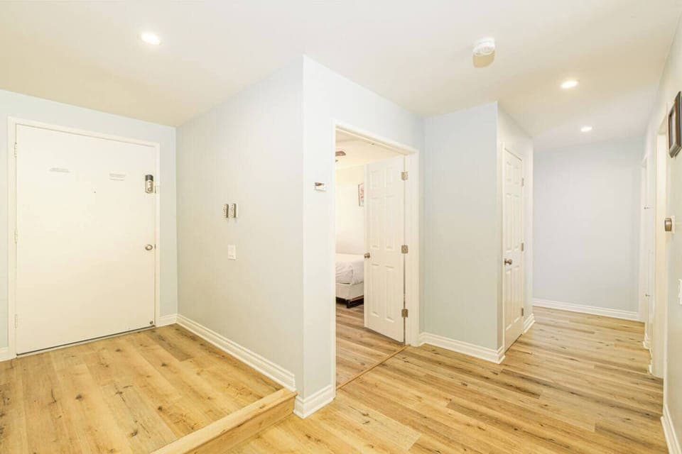 Hallway to the bedrooms area