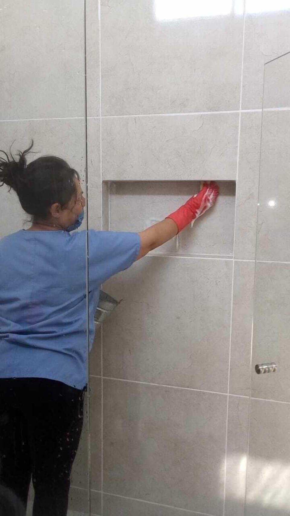 Baño, paredes se tallan, lavan y desinfectan.