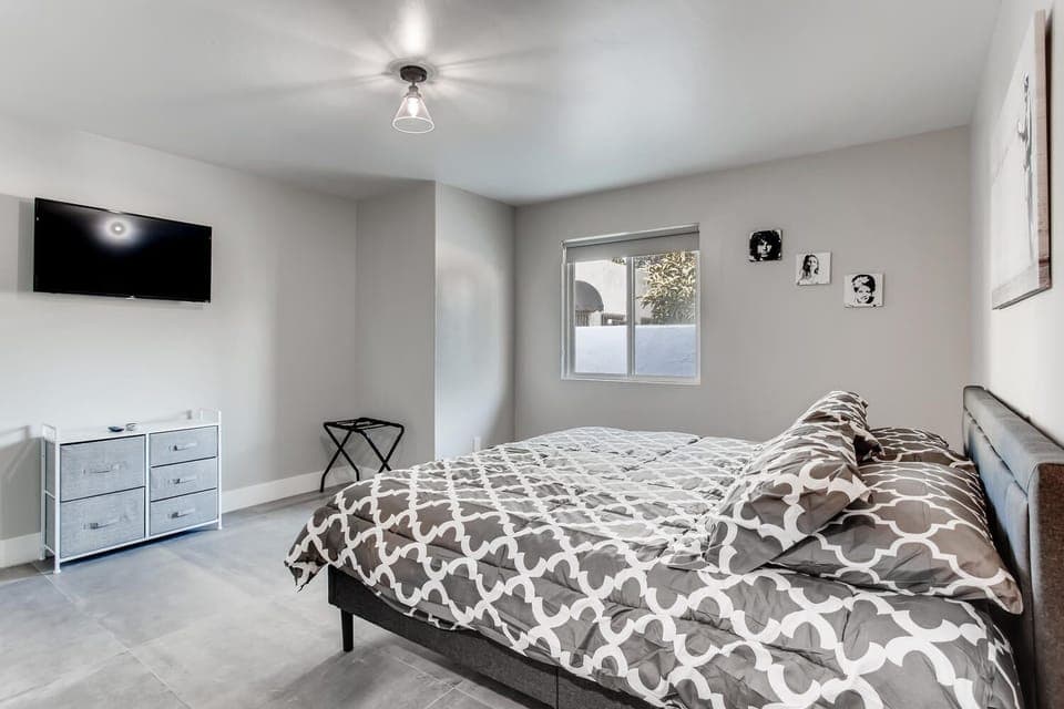 JR-SUITE-2 BEDROOM WITH KING SIZE BED, PRIVATE BATHROOM, CUSTOM ART AND CLOSET