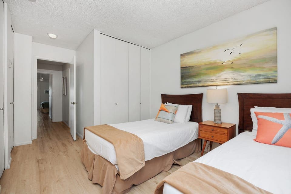 second bedroom with two twin beds