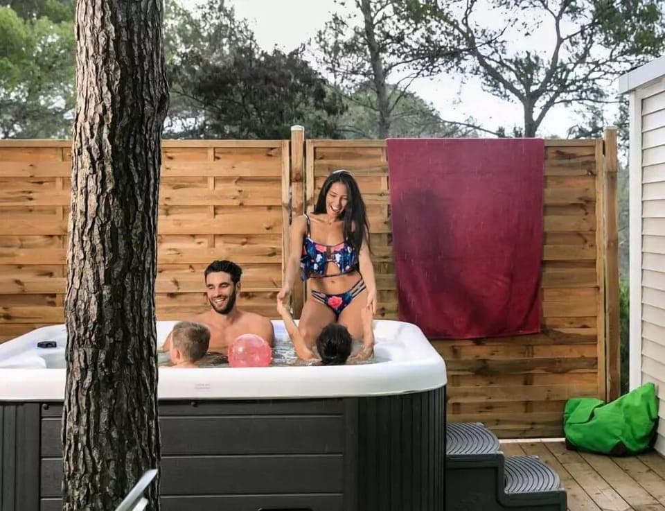 Outdoor spa tub