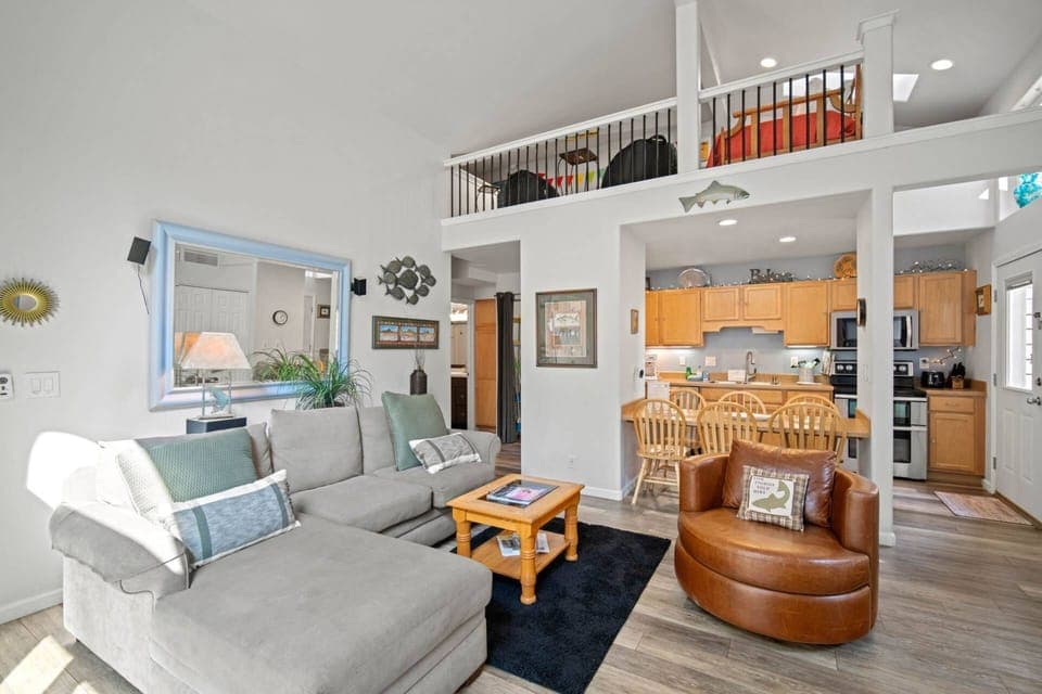 Welcome to The Fisher Place, a perfectly appointed and cozy condo in Sunriver.