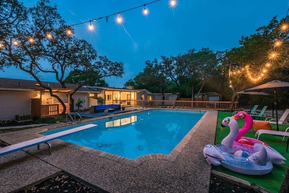Beautiful oasis w/ complete privacy, sitting area, pool games & BBQ area for the best vacation in San Antonio!