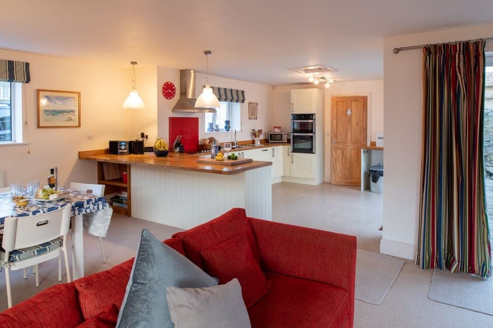 Lagwn Glas living room kitchen