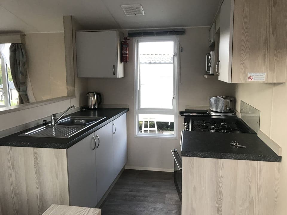 Kitchen with oven and cooker 