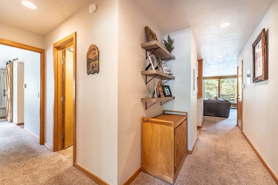 Hallway to bedrooms.