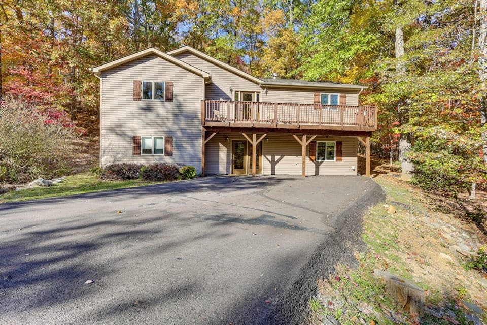 Mcgaheysville Vacation Rental | 6BR | 3BA | 2,400 Sq Ft | Stairs Required