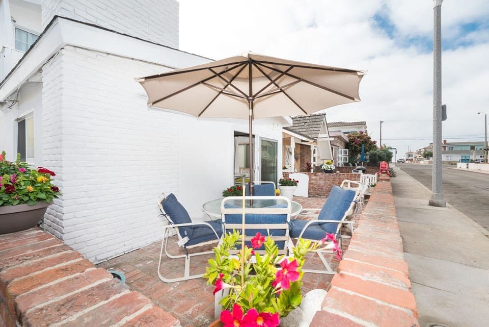 This vacation home does not have a reserved parking. The surrounding street parking is free, but can be tricky to find during the busy summer months. We recommend parking your car and walking/biking to all the nearby attractions during your stay!
                