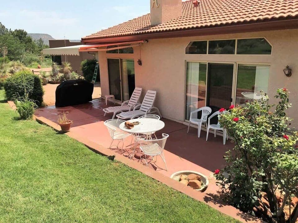 An affordable 3BD golf retreat in the Village of Oak Creek with a private patio