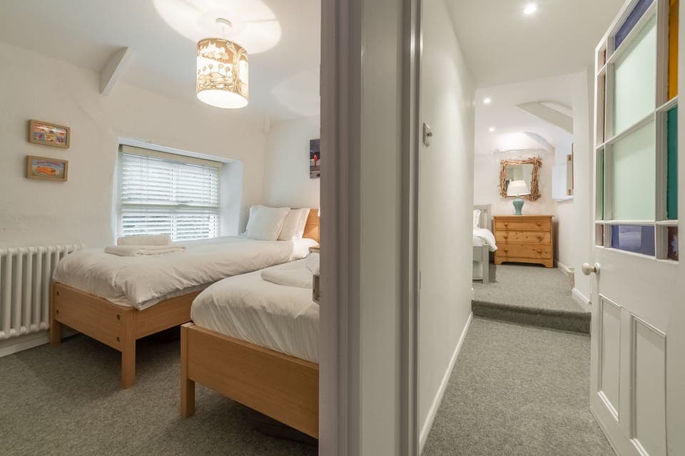 Rose in Vale Cottage, Mithian. First floor: Bedroom with twin 3' single beds