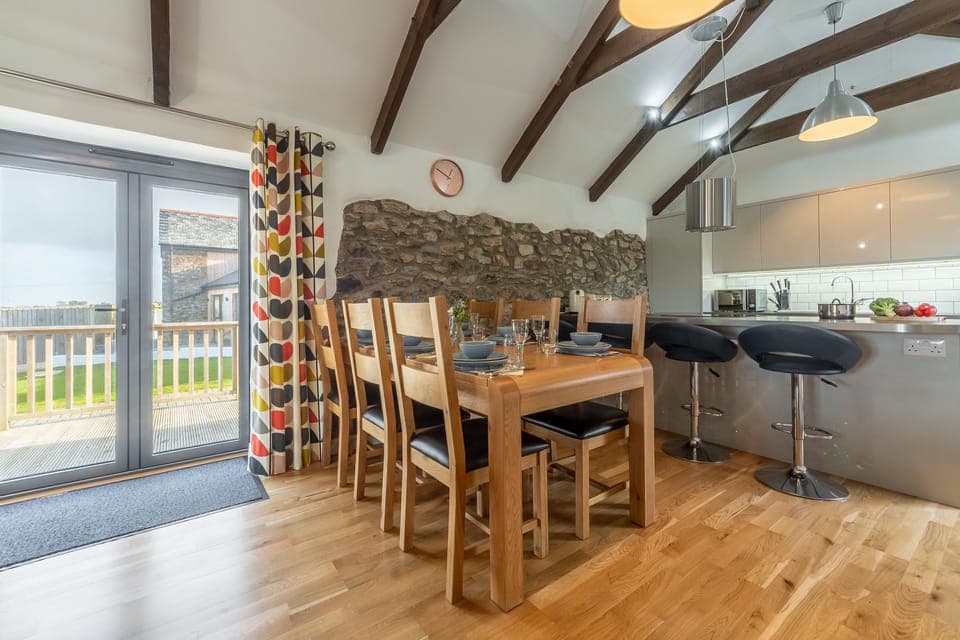Hunter's Barn, St Agnes. The light floods into this lovely dining area