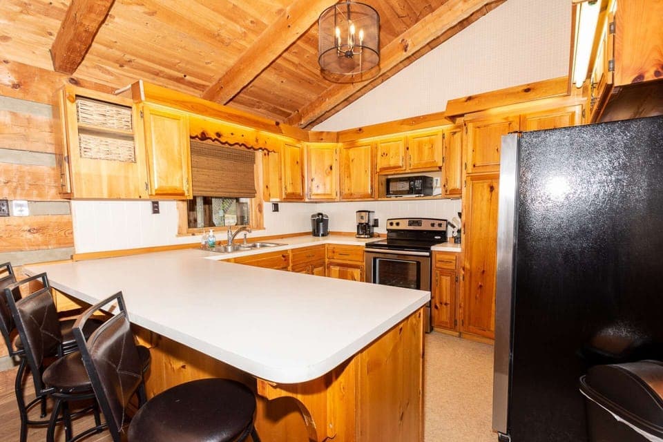 Kitchen well-equipped and 3-bar stools at kitchen counter