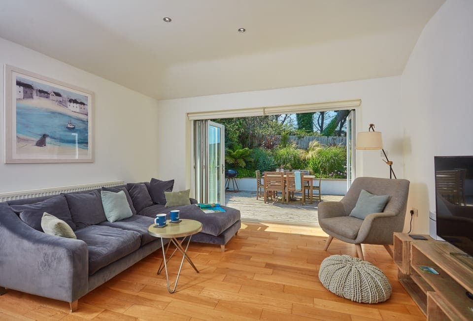 Amaroo, St Agnes. Head out to the garden to enjoy the Cornish weather!