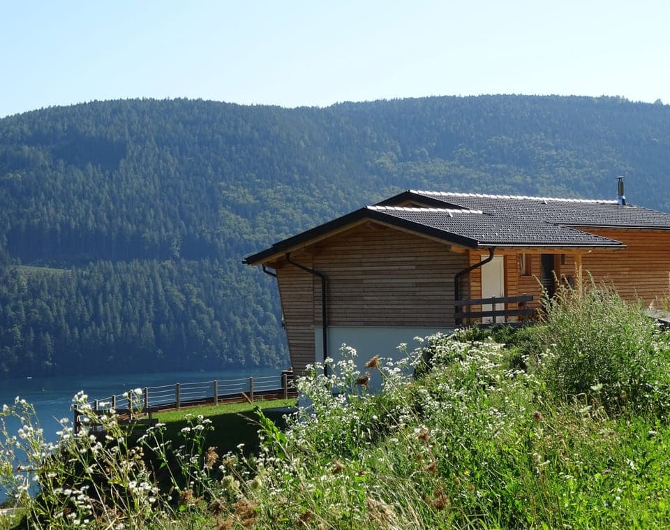 Haus Claxton is a modern chalet-style house with superb lake and mountain views