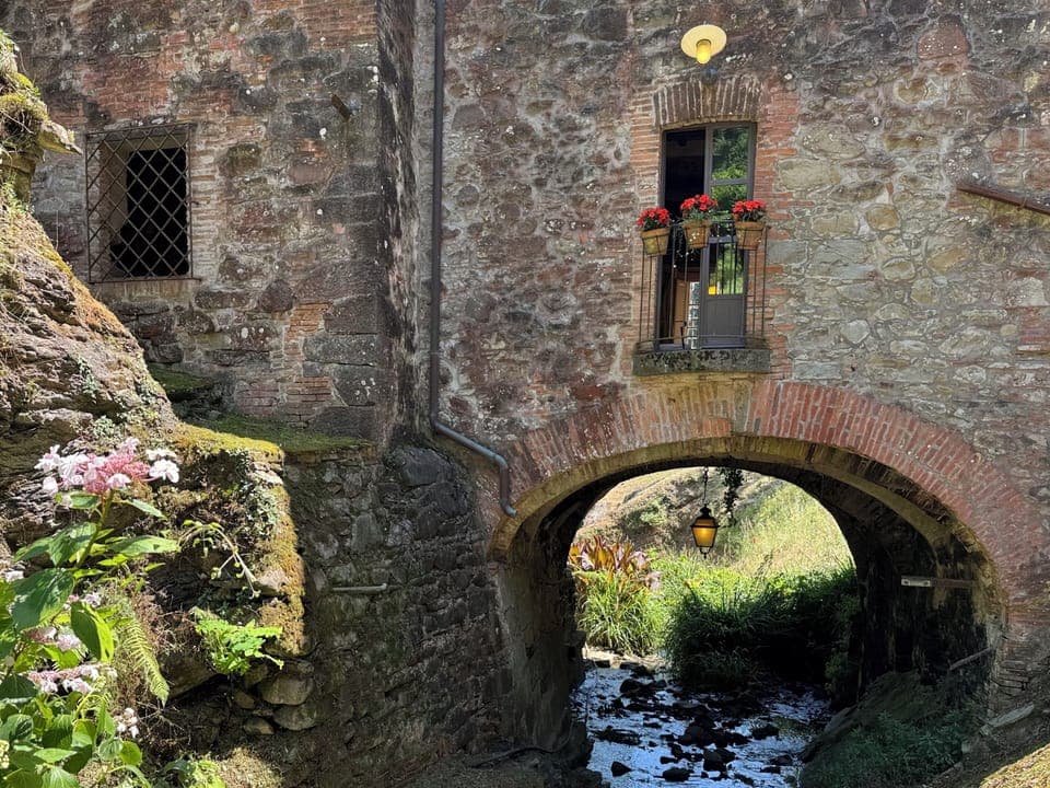 Back of house with Romeo & Juliette balcony over the arch.