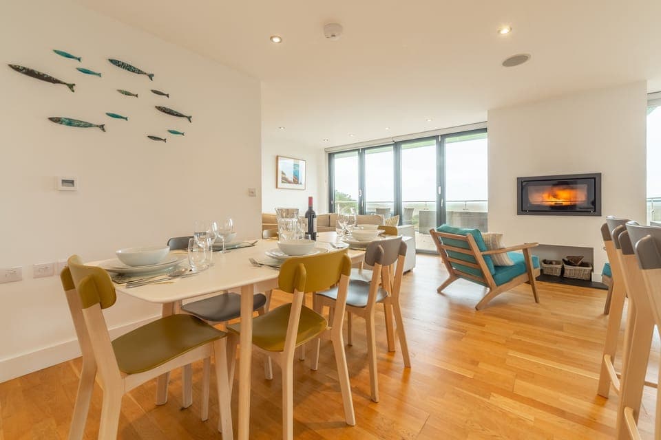 Teyr Mor Cliff, St Agnes. First floor: Dining area with table and seating for six
