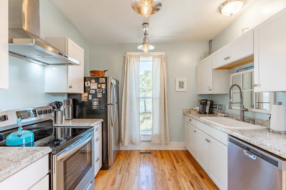 •Electric Range
•Large, Farmhouse Sink