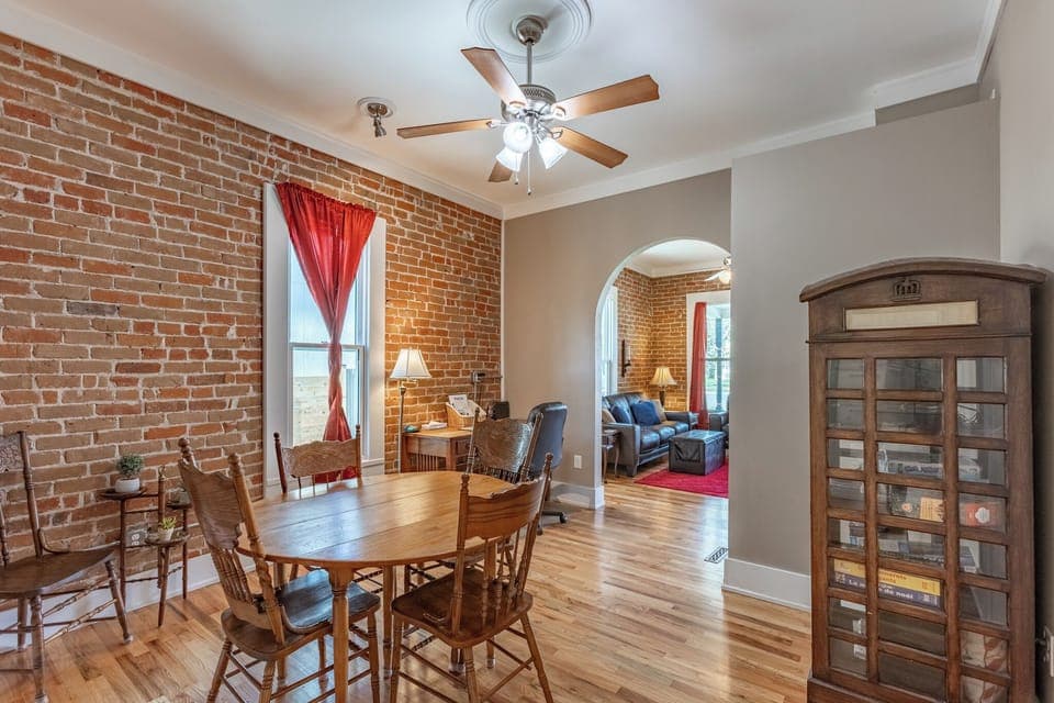 •Dining Area
•Seating for 4