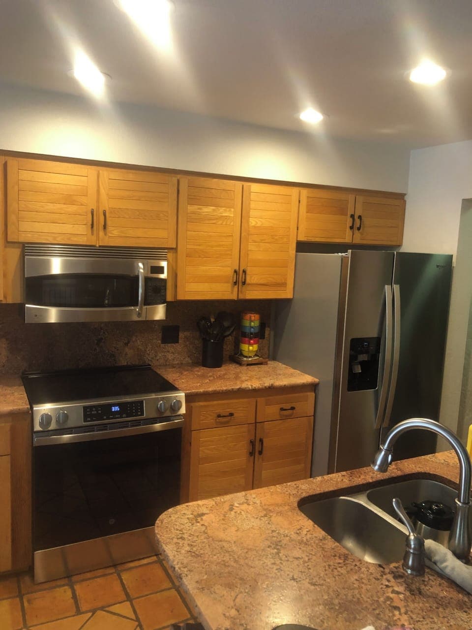  Large brand new stove and refrigerator   Kitchen is well equipped  