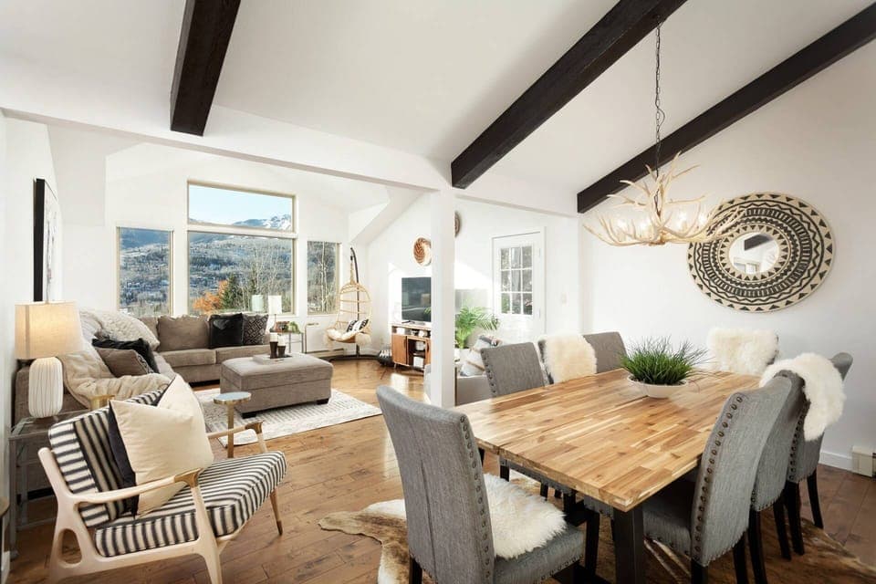 This open, modern living area offers great views and is a wonderful place for friends and families to gather.