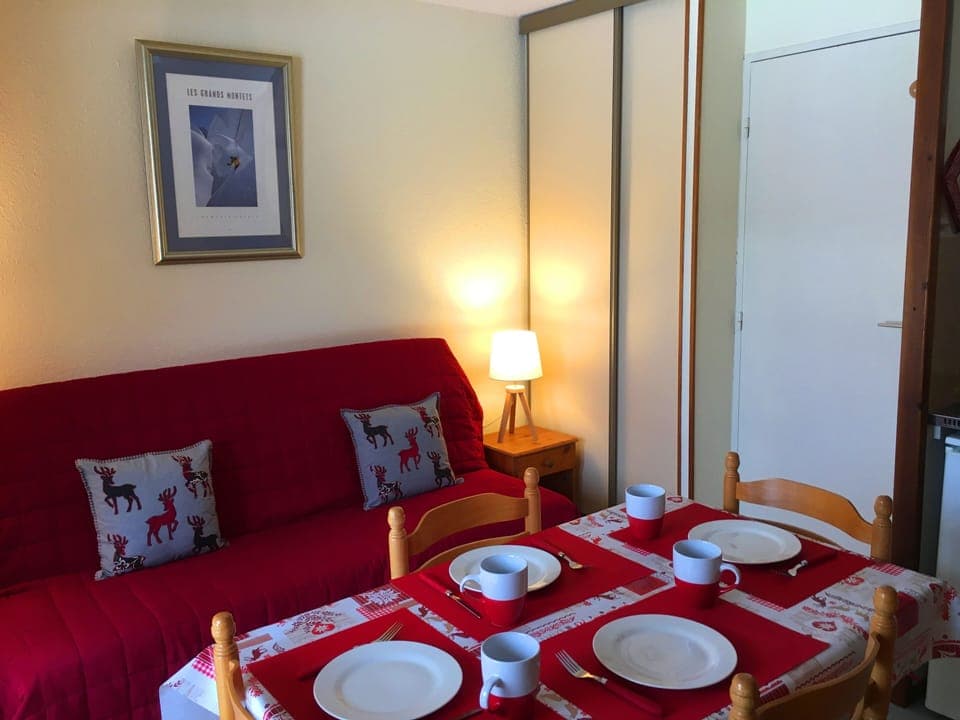 Sofabed (clic-clac) & dining table