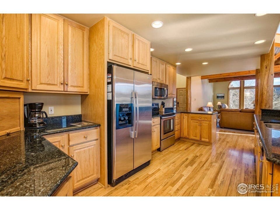 Large Kitchen, fully stocked. 