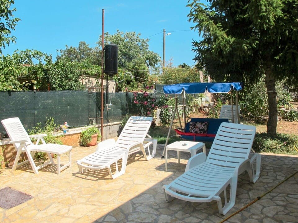 Property, Furniture, Patio, Real Estate, House, Building, Table, Cottage, Backyard, Home