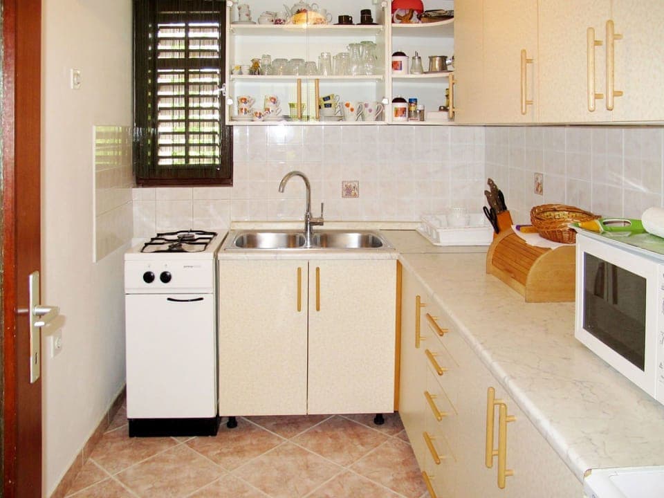 Major Appliance, Room, Kitchen, Cabinetry, Countertop, Furniture, Property, Refrigerator, Home Appliance, Floor