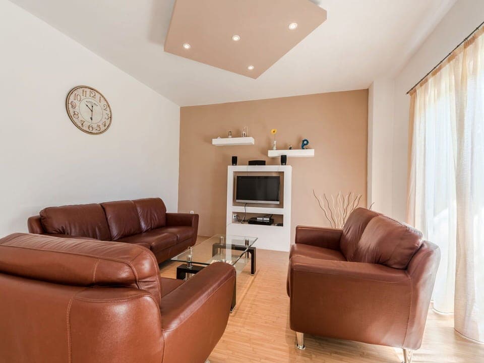 Brown, Furniture, Couch, Property, Wood, Comfort, Curtain, Lighting, Interior Design, Picture Frame