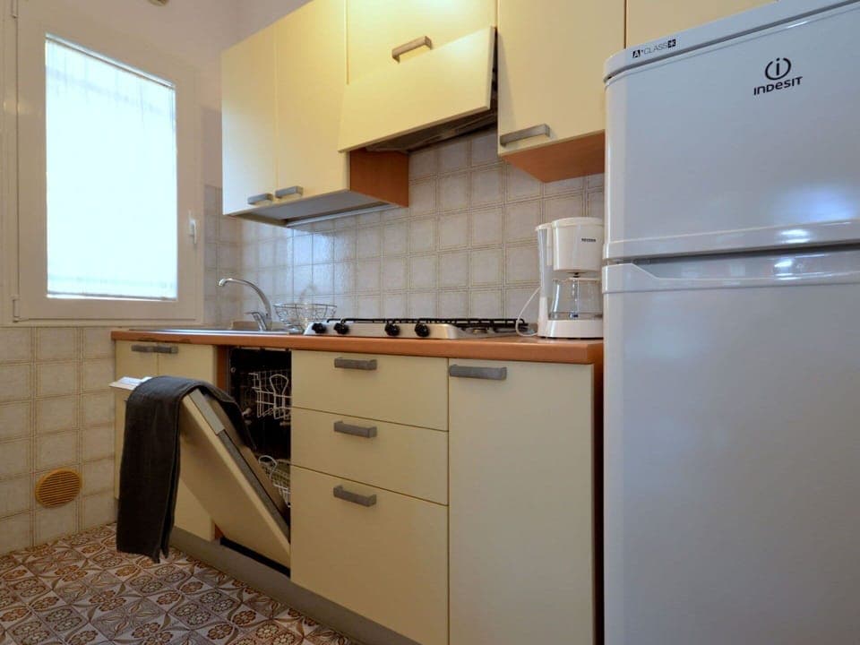 Cabinetry, Property, Countertop, Kitchen Appliance, Kitchen, Kitchen Stove, Building, Wood, Interior Design, Floor