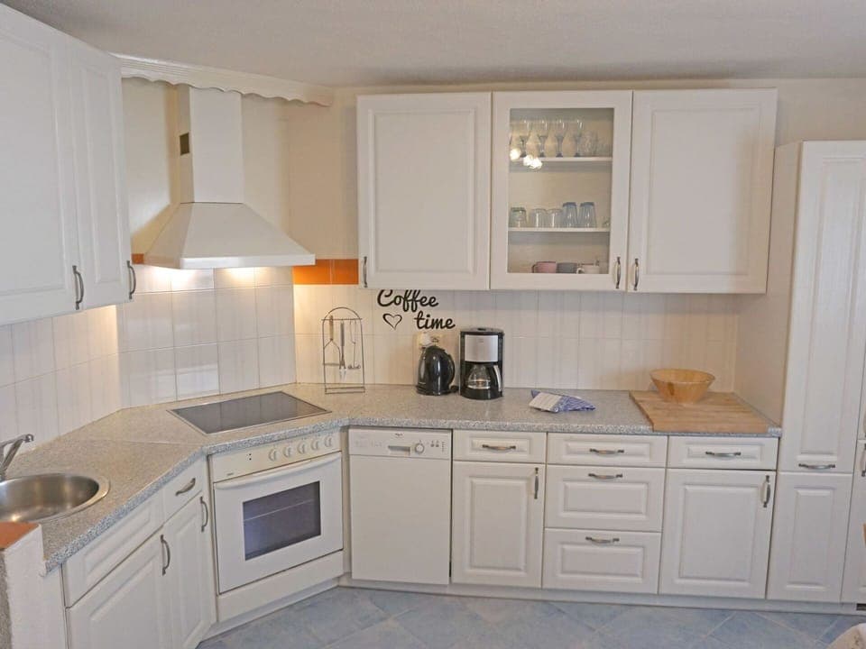 Water, Sky, Property, Plant, Building, Cloud, Swimming Pool, Tree, Residential Area, Grass