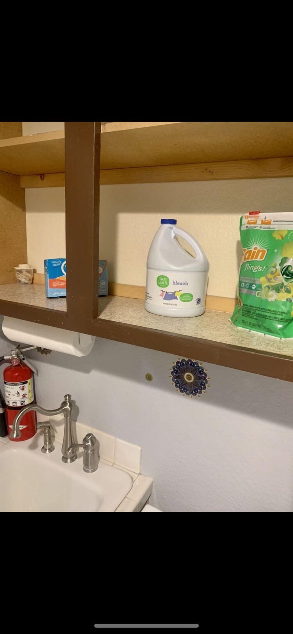 Laundry detergent, bleach, and fabric softener available as well