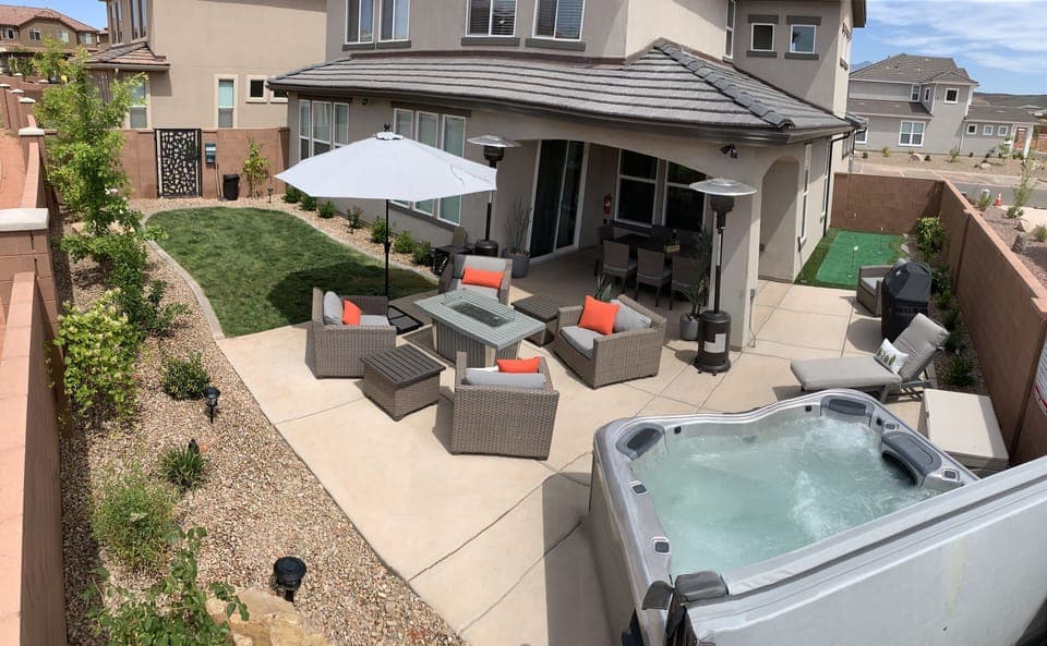 Beautiful, fully-enclosed backyard with putting range and dog friendly!