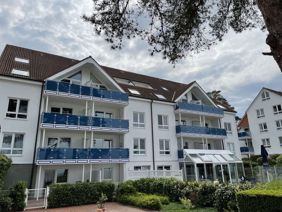 Cloud, Plant, Sky, Building, Window, Urban Design, Tree, House, Neighbourhood