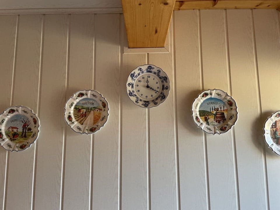 Wood, Dishware, Wood Stain, Rectangle, Hardwood, Pattern, Symmetry, Metal, Ceiling