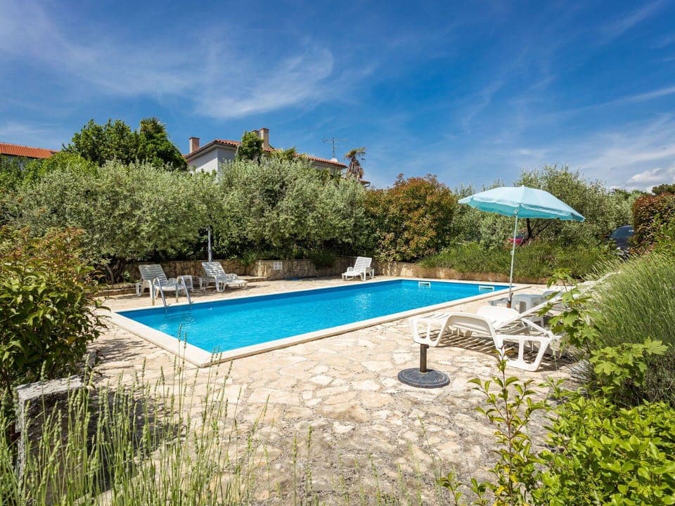 Water, Plant, Sky, Cloud, Property, Swimming Pool, Building, Tree, Outdoor Furniture, Shade