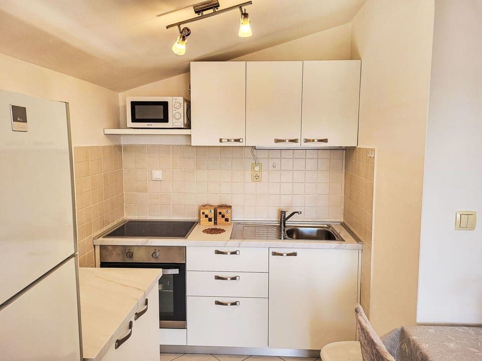 Cabinetry, Building, Kitchen Appliance, Kitchen Stove, Countertop, Kitchen Sink, Cooktop, Kitchen, Home Appliance, Interior Design