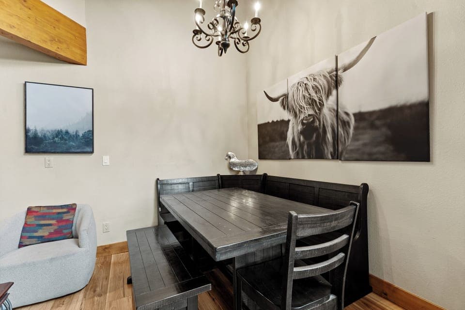 Dining area with seating for 6.