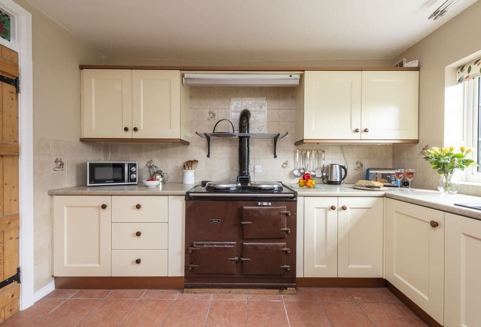 Greygles, Melcombe Bingham: Kitchen with aga