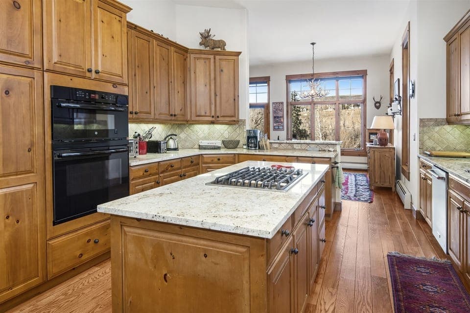 Arrowhead 5 bed house w/ skier shuttle to lift