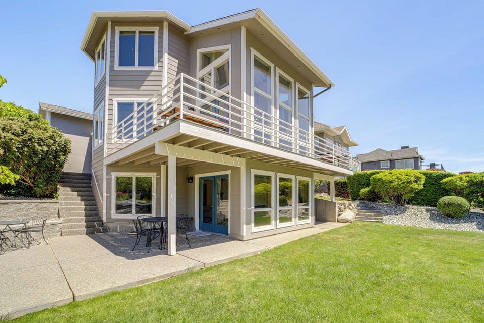 Manson Vacation Rental | 5BR | 4BA | 2,613 Sq Ft | Stairs to Access