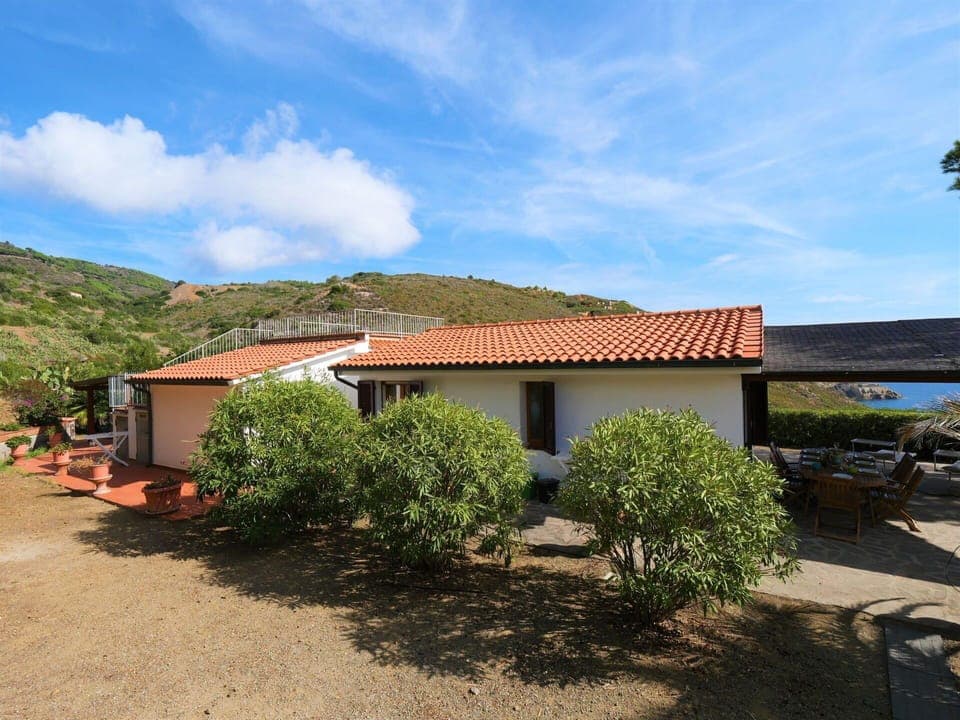 Cloud, Plant, Sky, Window, Property, Building, House, Land Lot, Cottage, Residential Area