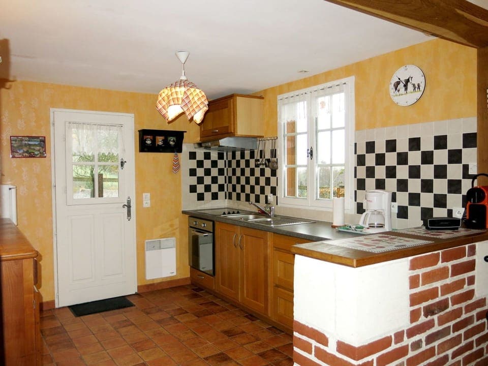 Room, Countertop, Property, Cabinetry, Kitchen, Furniture, Building, Interior Design, Floor, Tile