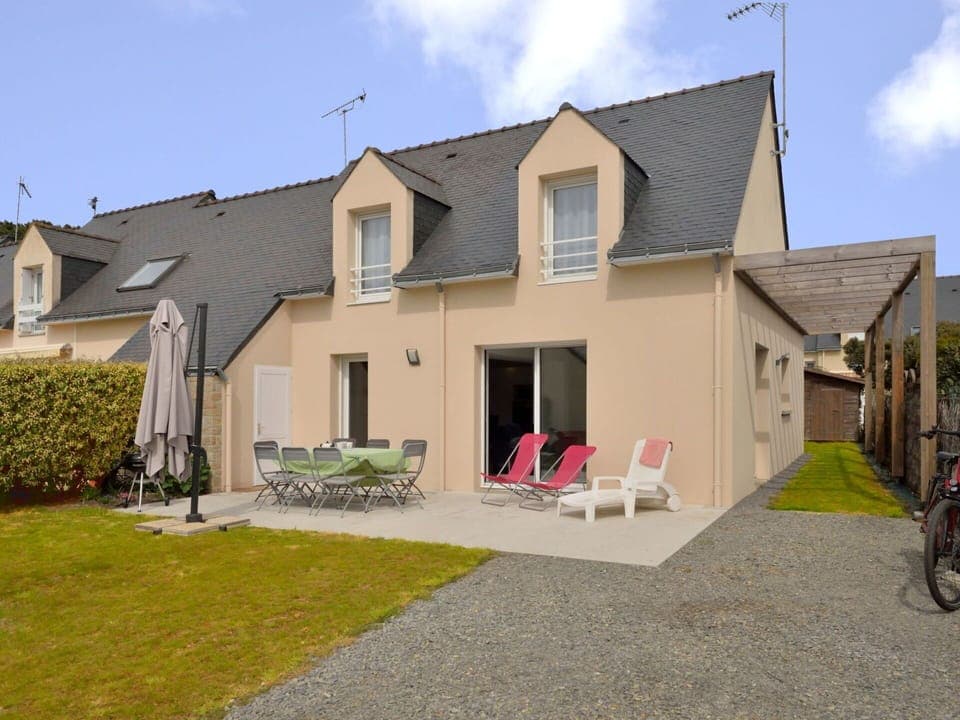 Sky, Plant, Building, Cloud, Wheel, Property, Window, House, Bicycle Wheel