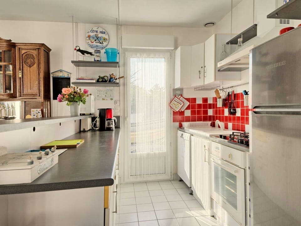 Cabinetry, Property, Countertop, Kitchen Appliance, Kitchen Stove, Interior Design, Kitchen, Home Appliance, Flooring, Floor