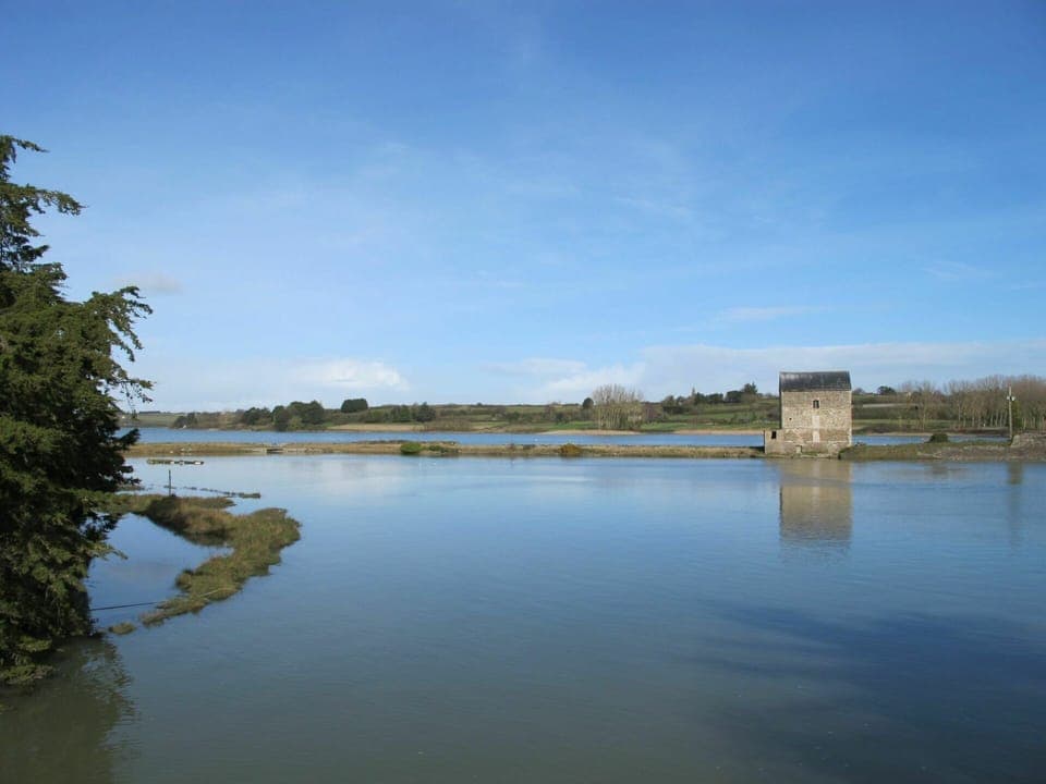 Water, Cloud, Sky, Natural Landscape, Plant, Lake, Tree, Watercourse