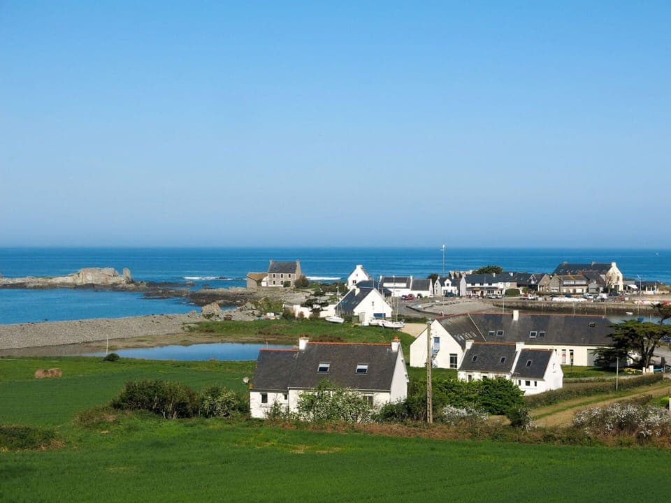 Sky, Building, Plant, Urban Design, Tower Block, Condominium, Real Estate, City, Facade, Commercial Building