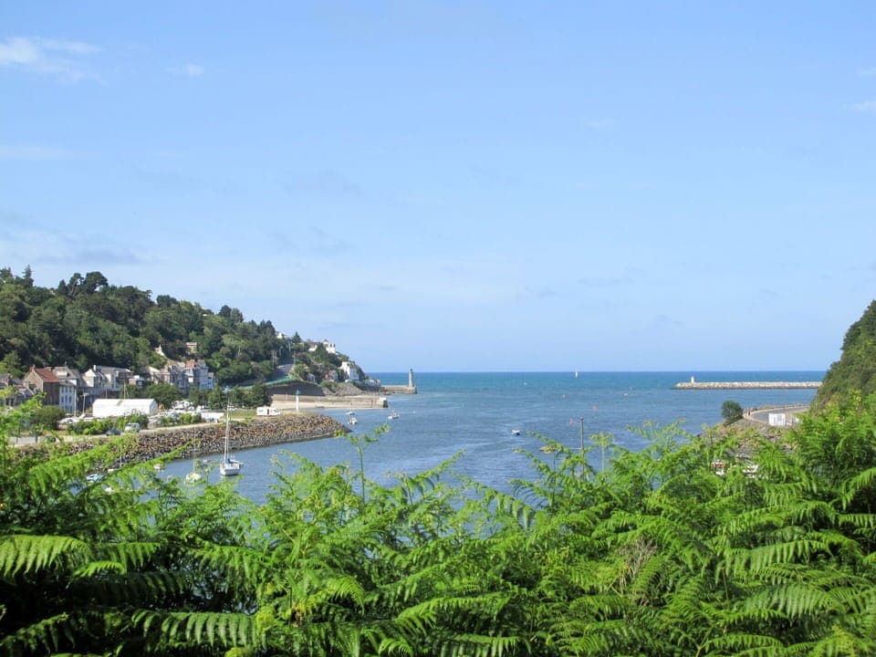 Sky, Building, Plant, Urban Design, Tower Block, Condominium, Real Estate, City, Facade, Commercial Building