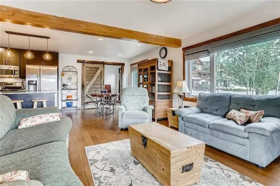 Living room / kitchen / Dining room.