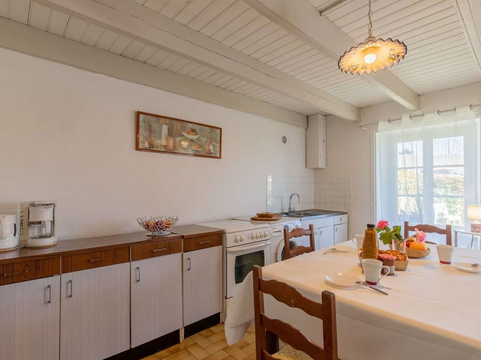 Cabinetry, Furniture, Countertop, Property, Table, Window, Wood, Interior Design, Kitchen, Floor